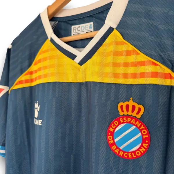 9DD61E9C-E5A1-4E1D-A14B-49C76E399C21.webp Camiseta Espanyol 2025-2026 Alternativa