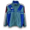 b-akapparetromodelgreenwithbluewindbreakerjacket-Photoroom-Photoroom.webp Chaqueta Barcelona Retro – Cortavientos