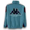 b-akapparetromodelgreenwithbluewindbreakerjacket1-Photoroom-Photoroom.webp Chaqueta Barcelona Retro – Cortavientos