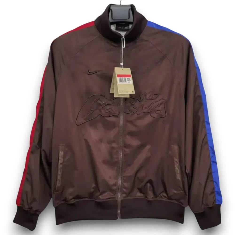 b-atravisscottversionwindbreakerjacket-Photoroom-Photoroom.webp Chaqueta Especial Travis Scott Barcelona – Cortavientos