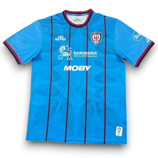 camiseta-cagliari-25-26-tercera4-Photoroom.jpg Camiseta Cagliari Calcio 2025-2026 Alternativa