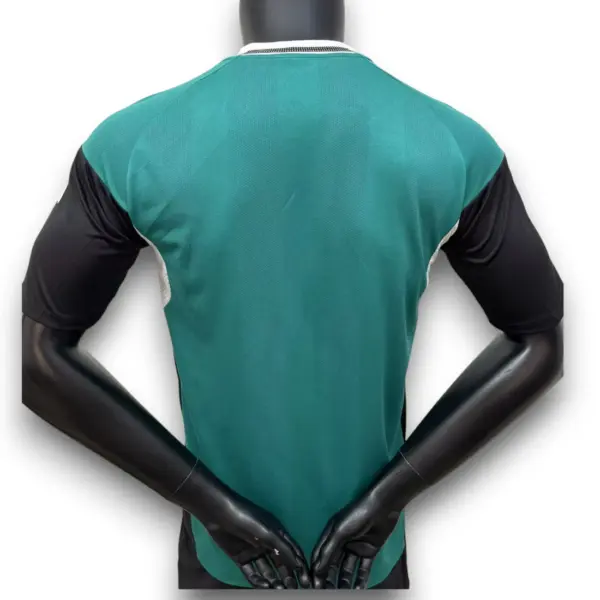 lwp25-26greenwithwhiteblackretromodeltraining1.webp Camiseta LVP 2025-2026 – Entrenamiento Alternativa – Version Pro Player