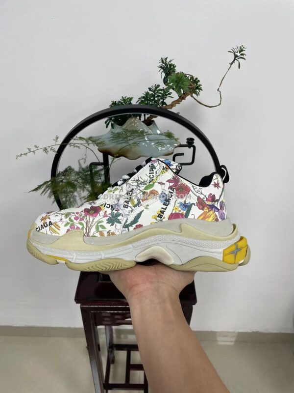 57784ce7 BALENCIAGA - Beige