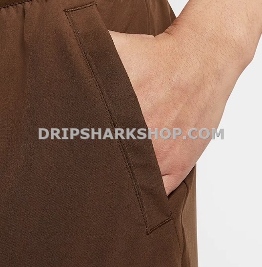 NK TECH SHORTS - Marrón