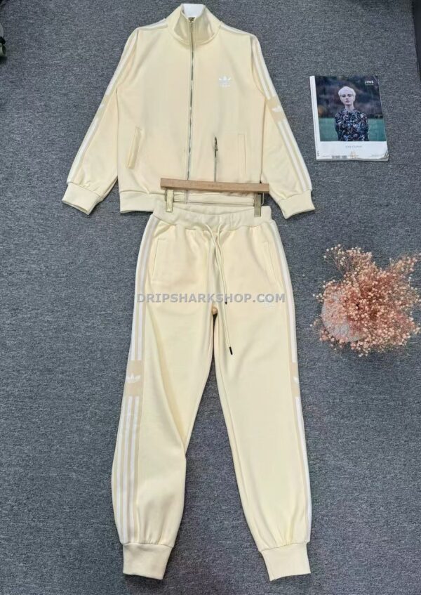 767936df Chandal Adidas - Beige