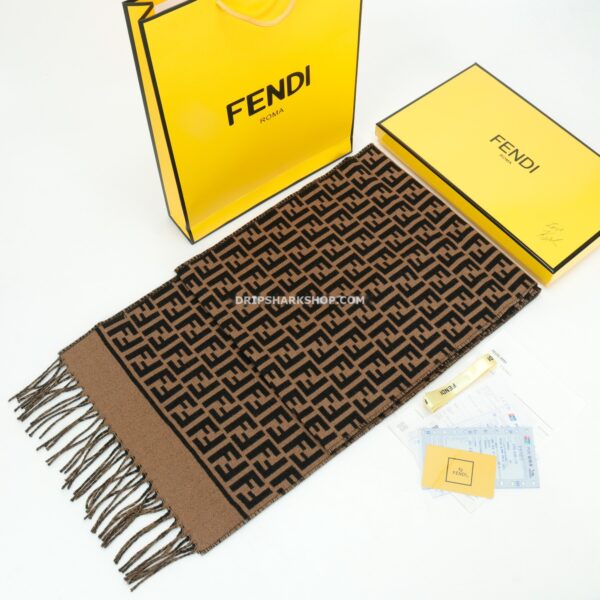 b3b1a060 Bufanda FENDI