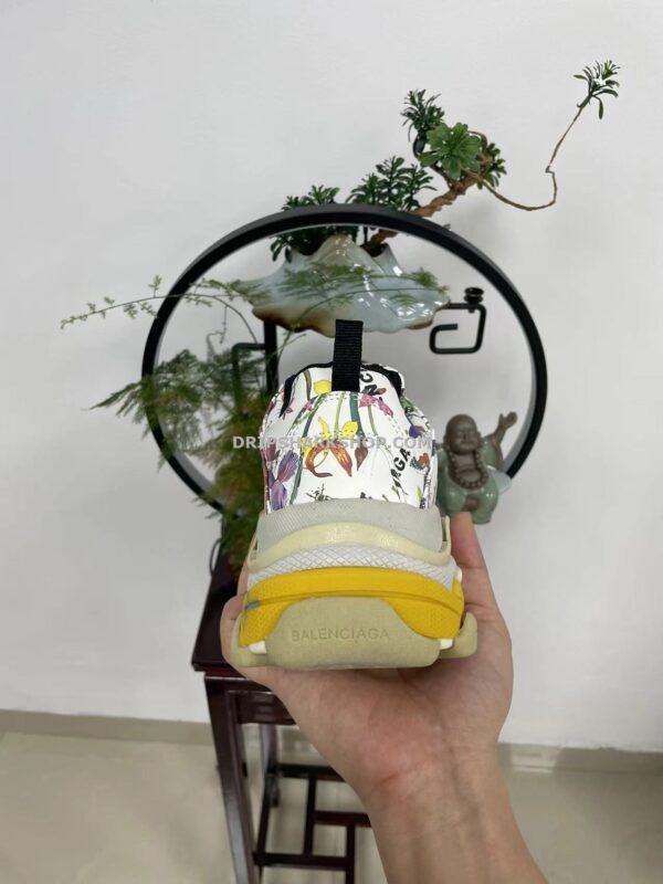 bb3424ec BALENCIAGA - Beige