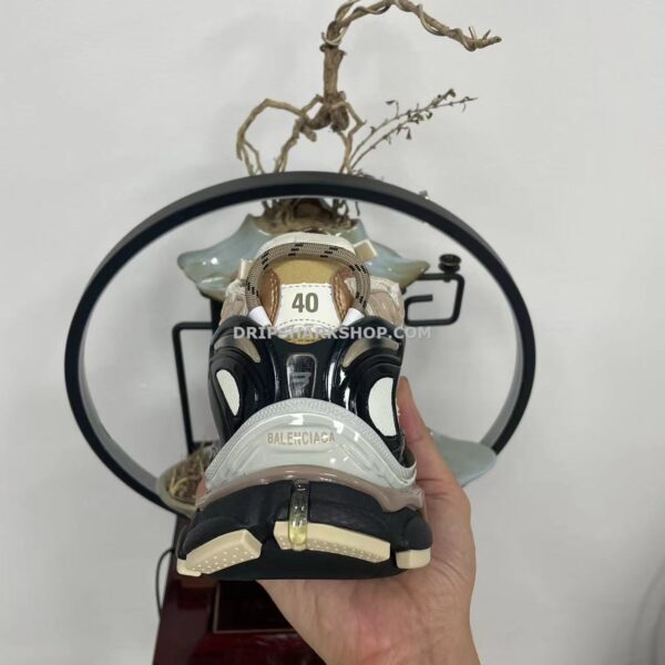 e906957f BALENCIAGA - Beige