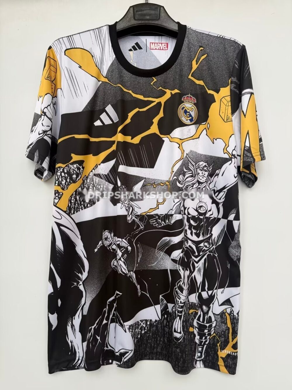7d678d3c Camiseta de calentamiento Adidas Real Madrid Avengers 25/26