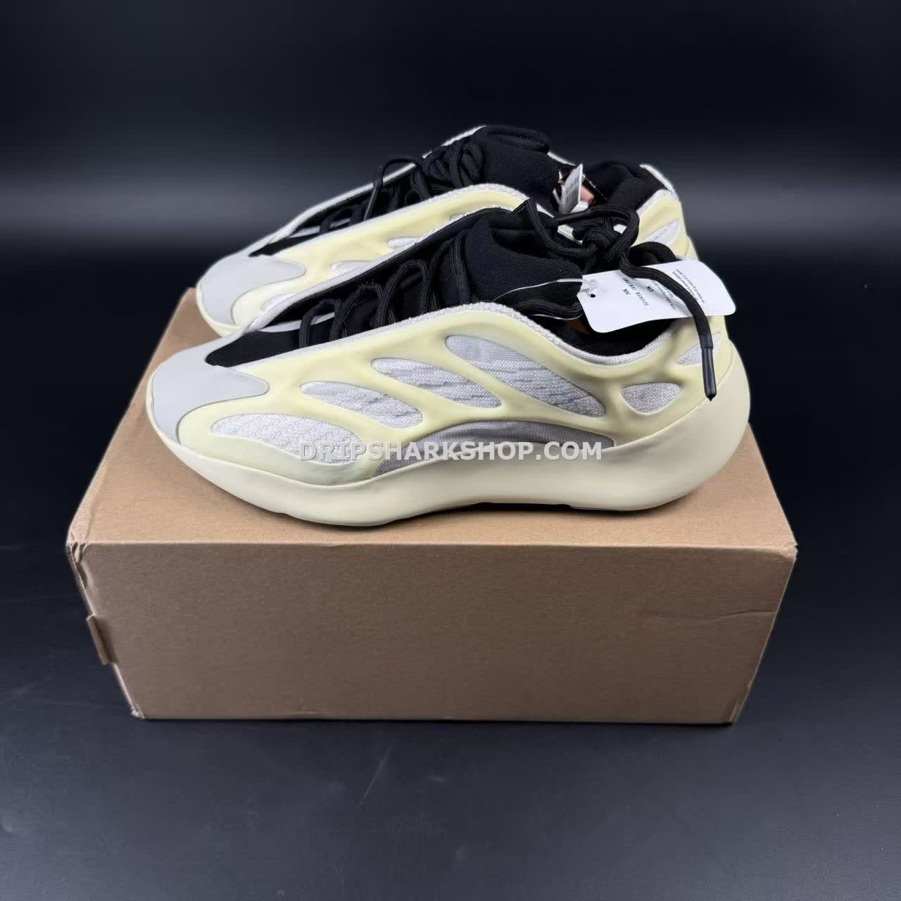 YEEZY 700 V3 Safflower - Imagen 2