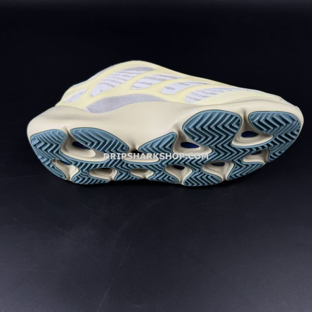 YEEZY 700 V3 Safflower - Imagen 7