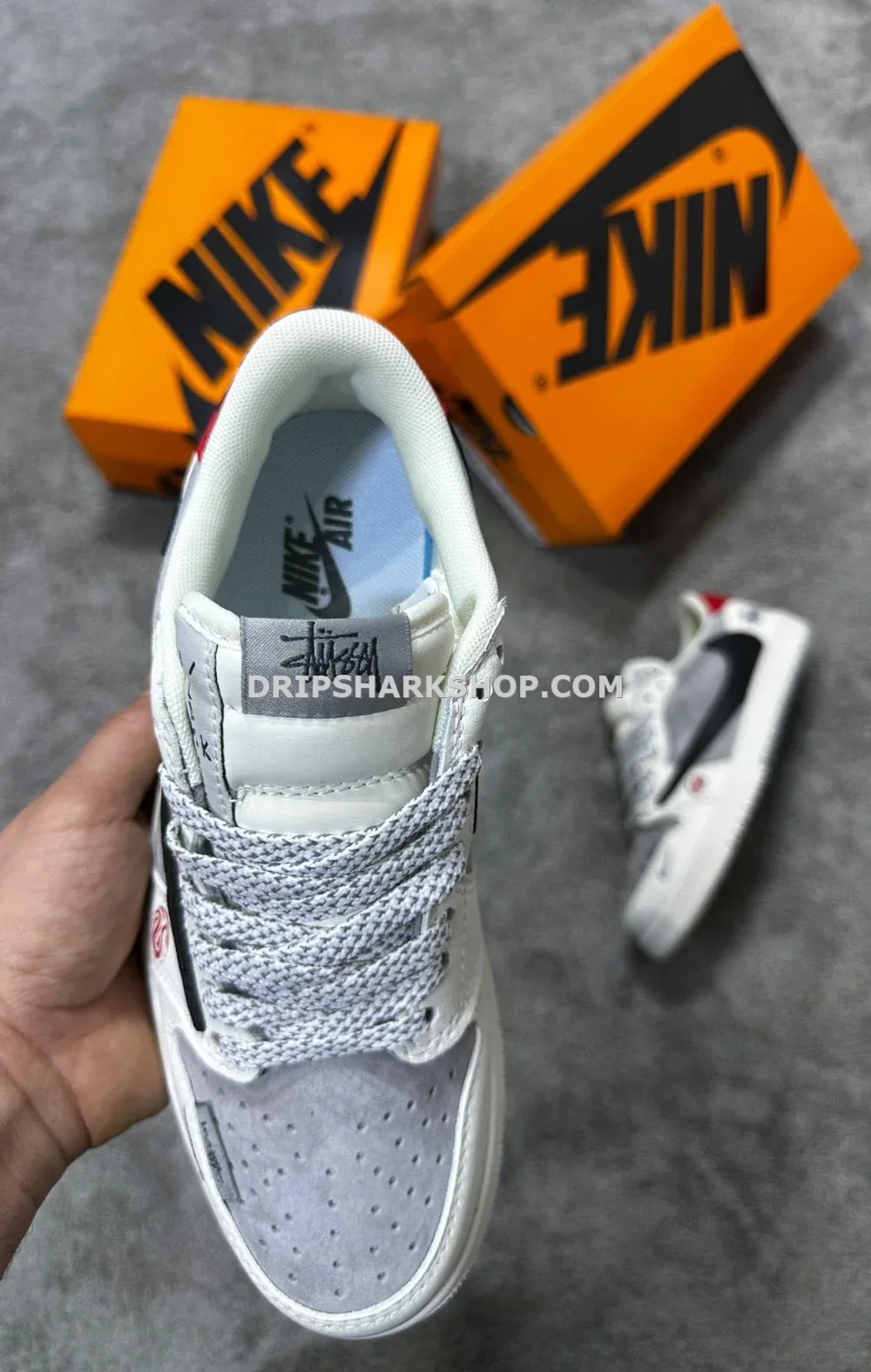 Travis Scott x Air Jordan 1 Low OG en colaboración con Stüssy - Imagen 6