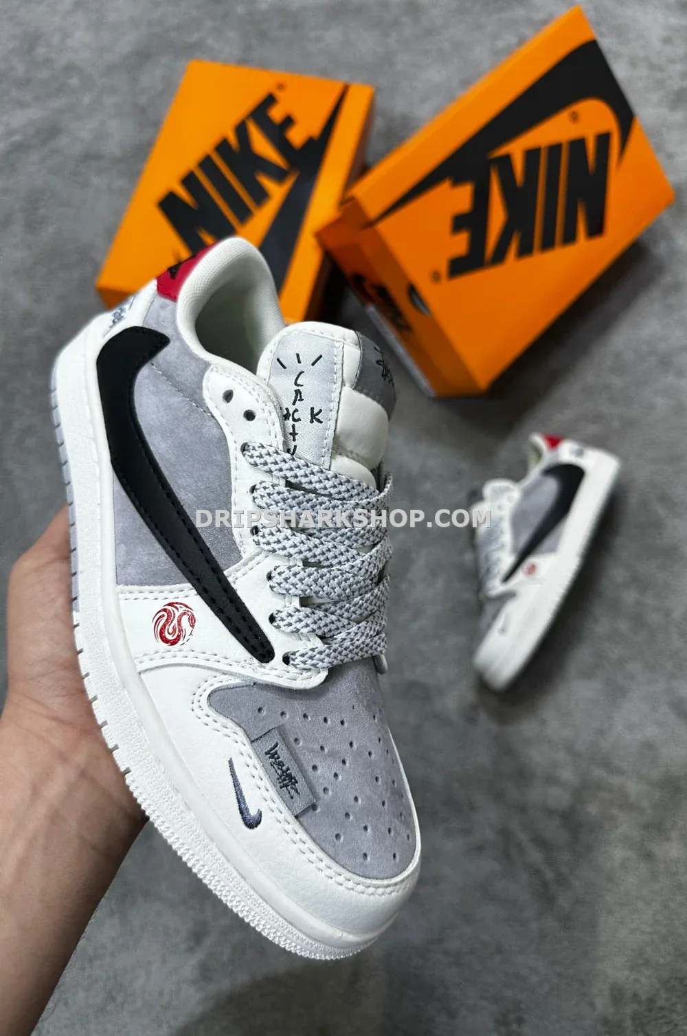 Travis Scott x Air Jordan 1 Low OG en colaboración con Stüssy - Imagen 9