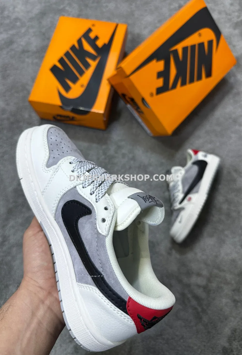 Travis Scott x Air Jordan 1 Low OG en colaboración con Stüssy - Imagen 5