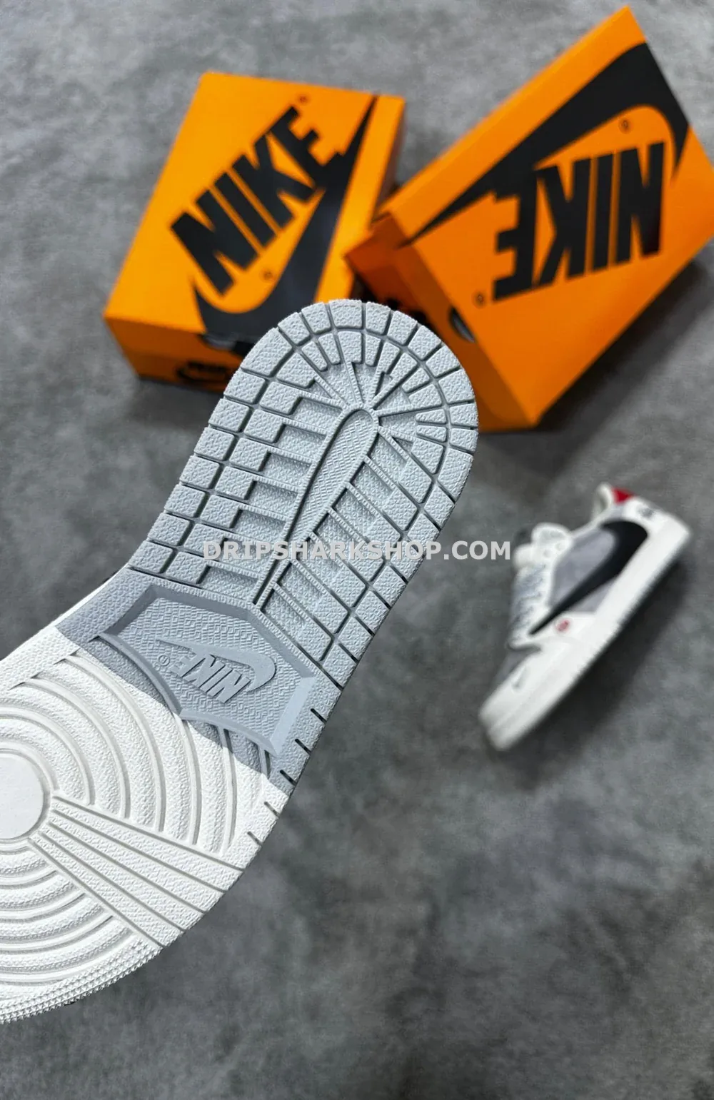 Travis Scott x Air Jordan 1 Low OG en colaboración con Stüssy - Imagen 7