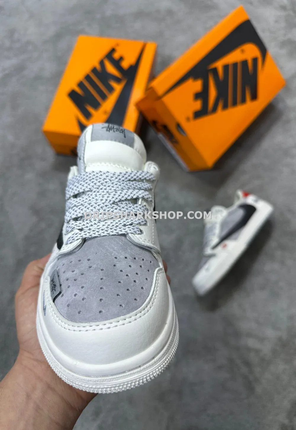 Travis Scott x Air Jordan 1 Low OG en colaboración con Stüssy - Imagen 4